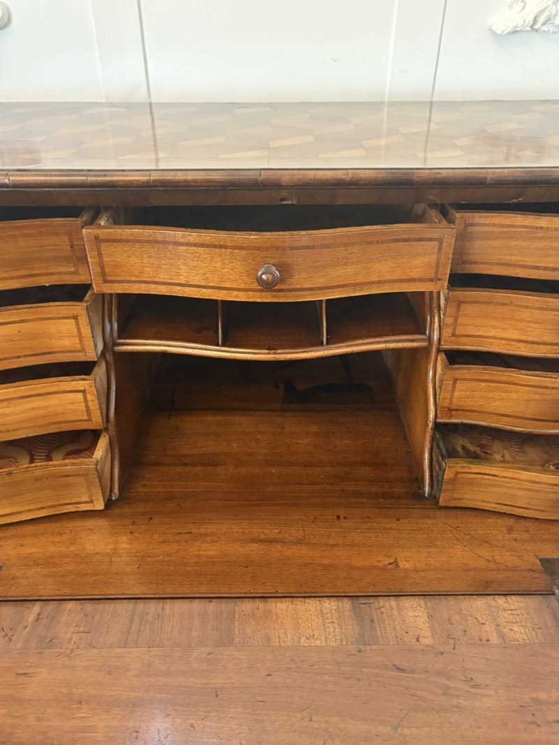 Outstanding Quality Antique 18th Century French Walnut Inlaid Parquetry Bombe Shaped Bureau - Image 15